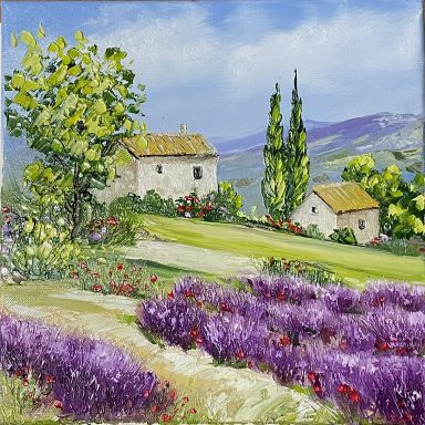 Paysage pastoral avec des maisons blanches et des champs de lavande violette.