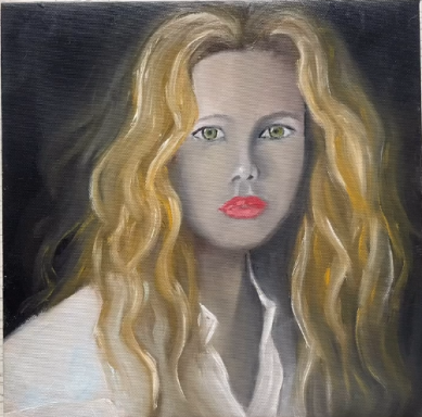 Portrait d'une femme avec des cheveux blonds ondulés et des lèvres rouges. Fond sombre.