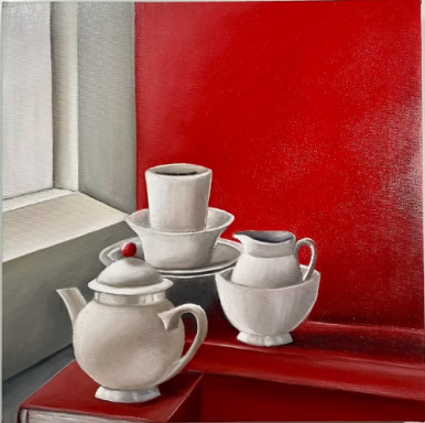Théière et tasses blanches sur fond rouge, près d'une fenêtre.