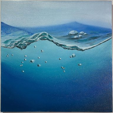 Vagues d'eau avec des bulles argentées sur un fond bleu.